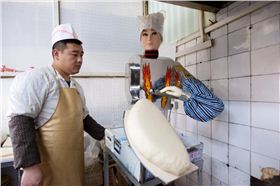 機(jī)器人，提高鋁單板工作效率